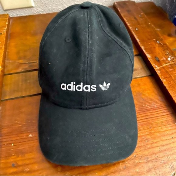 Accessories - Adidas Black 🧢 baseball cap. Gently used very nice condition. Unisex